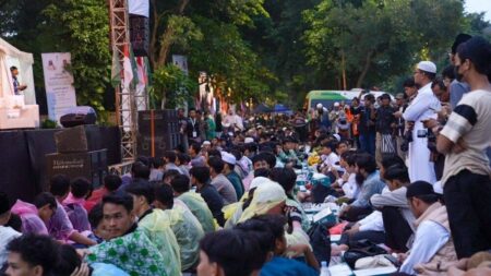 ഇന്തോനേഷ്യയിൽ കിംഗ് സൽമാൻ പദ്ധതി ആസിയാൻ രാജ്യങ്ങളിലെ ഏറ്റവും വലിയ ഇഫ്താർ സംഘടിപ്പിച്ചു.
