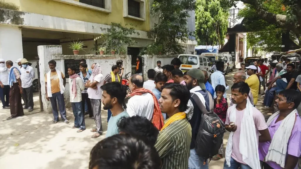 Bihar people gathered Infront of mortuary