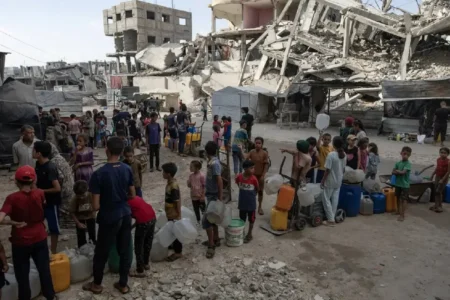 Gaza people are waiting for water