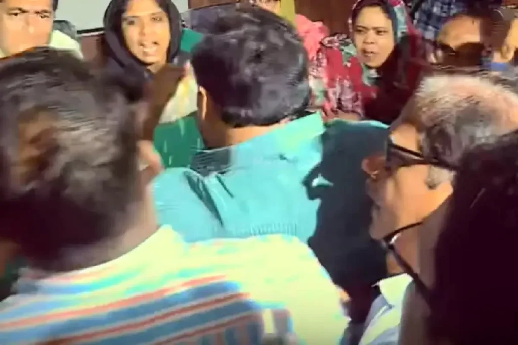 ജില്ലാ പഞ്ചായത്ത് ഭരണസമിതി യോഗത്തിനിടെയുണ്ടായ കയ്യാങ്കളിയുടെ ദൃശ്യം
