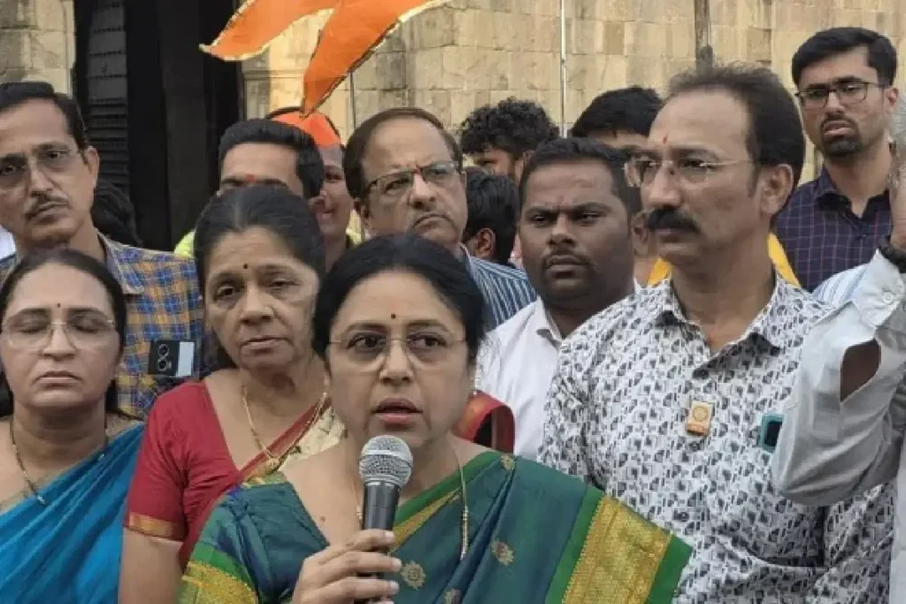 മുസ്ലിം സ്ത്രീകൾ നമസ്കരിച്ചു ; ശനിവാർ വാഡ ഗോമൂത്രം തളിച്ച് ശുദ്ധീകരിച്ച് ബിജെപി എംപി