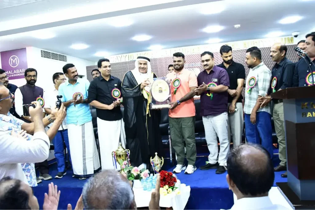 സി.എച്ച് സ്മാരക വിഷനറി ലീഡര്ഷിപ്പ് അവാര്ഡ് പി.കെ നവാസിന് സമ്മാനിച്ചു