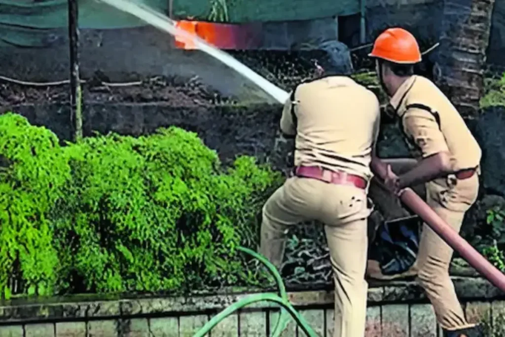 ‘സൗദിയിൽ വച്ചു കടം വാങ്ങിച്ച പണം തിരിച്ച് തരുന്നില്ല’; പ്രവാസിയുടെ വീടും വാഹനങ്ങളും തീയിട്ട് പറവൂർ സ്വദേശി