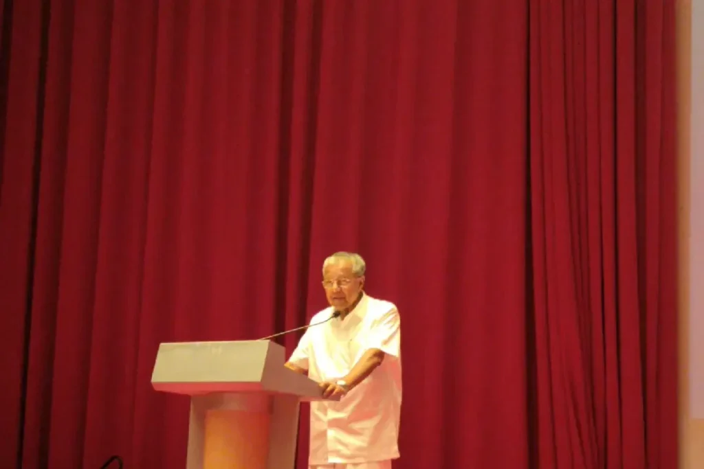 കേരളത്തിലെ റോഡ് കണ്ട് ന്യൂയോർക്കിലെ കുട്ടി പോലും അമ്പരന്നു, കുട്ടി തന്നെ കാണാൻ നേരിൽ വന്നുവെന്ന് പിണറായി