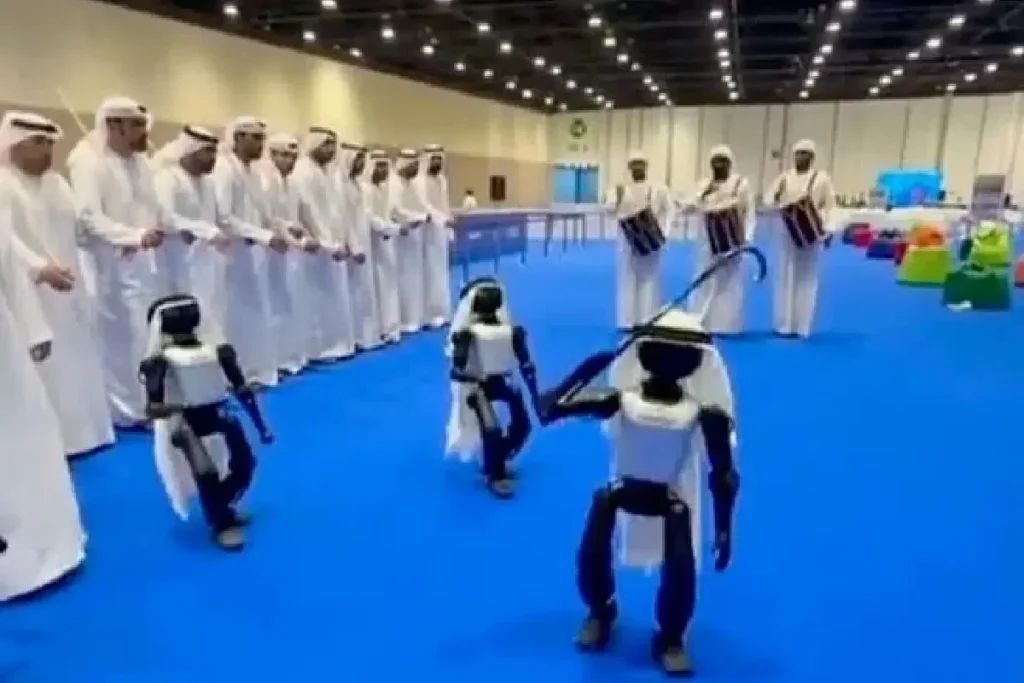 കൗതുക കാഴ്ചയായി എമിറാത്തി തലപ്പാവ് ധരിച്ച കുഞ്ഞൻ റോബോട്ടിന്റെ അയ്യാല നൃത്തം