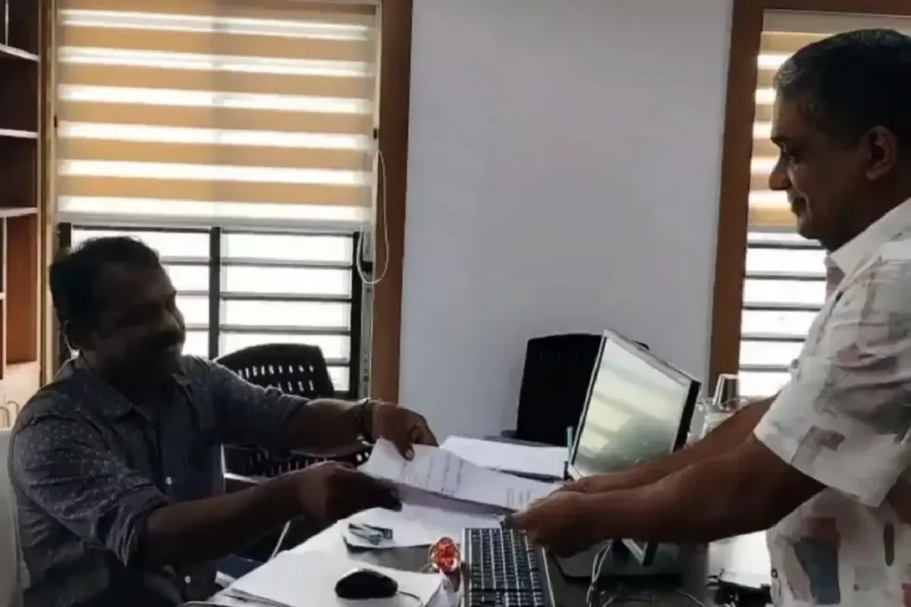 തെരഞ്ഞെടുപ്പിലെ സംവരണത്തിനെതിരെ വനിതാ വാർഡിൽ പത്രിക നൽകി എബി ജെ ജോസിന്റെ പ്രതിഷേധം