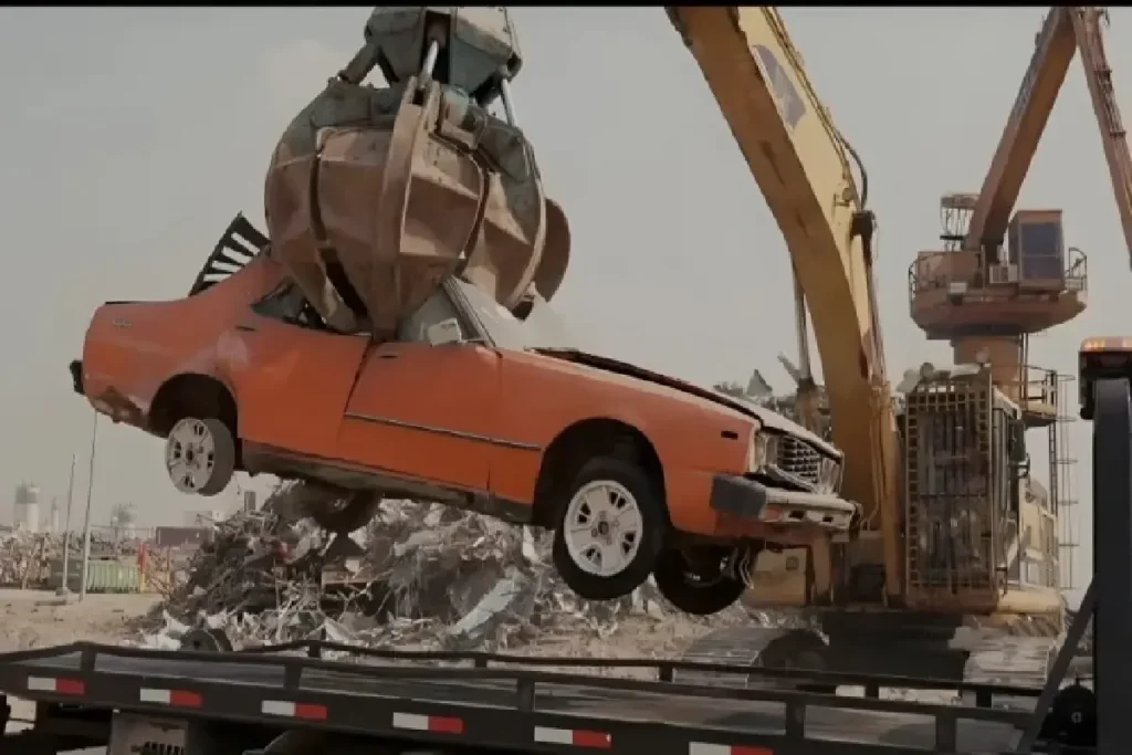 കുവൈത്തില് നിയമ ലംഘകരുടെ കാറുകള് നശിപ്പിച്ചു