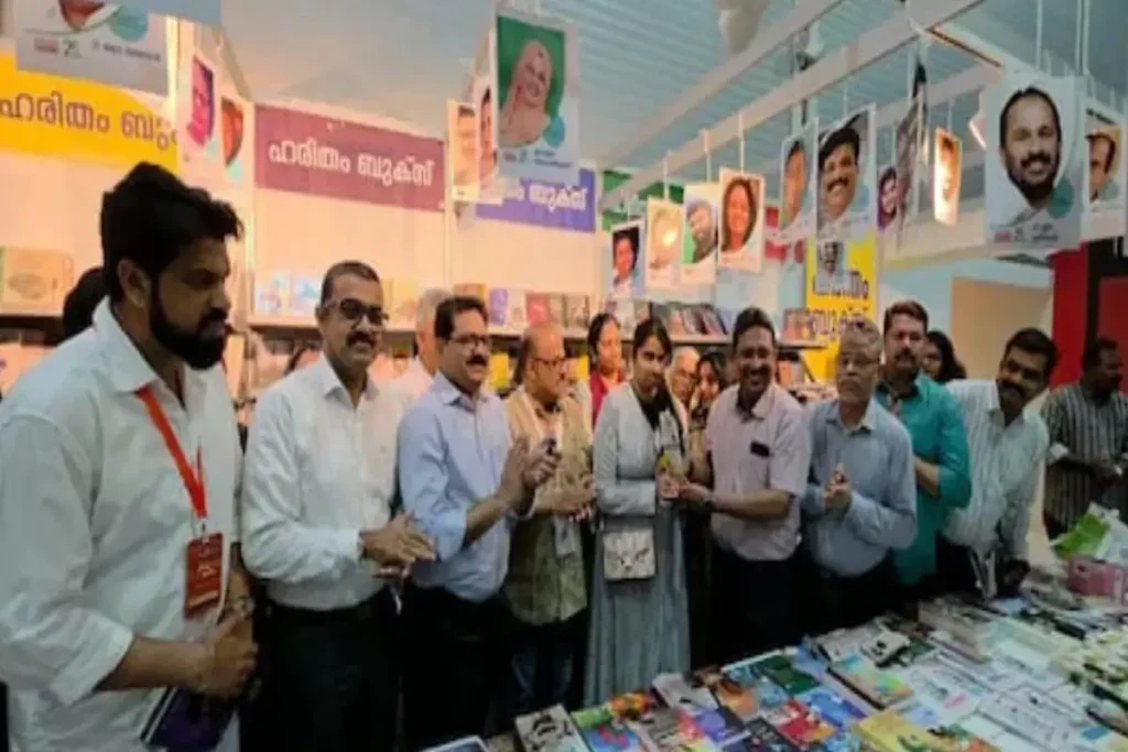 കൃഷ്ണ പുഷ്പകാന്തിനെ ഷാർജ രാജ്യാന്തര പുസ്തകമേളയിൽ ആദരിച്ചു