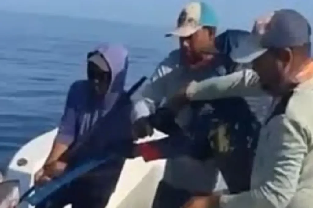 ഭീമൻ ട്യൂണ മത്സ്യത്തെ പിടികൂടി ഫുജൈറയിലെ മത്സ്യതൊഴിലാളികൾ