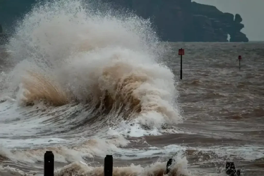 സംസ്ഥാനത്ത് കള്ളക്കടൽ ജാഗ്രത നിർദേശം; ഉയർന്ന തിരമാലകൾക്കും കടലാക്രമണത്തിനും സാധ്യത