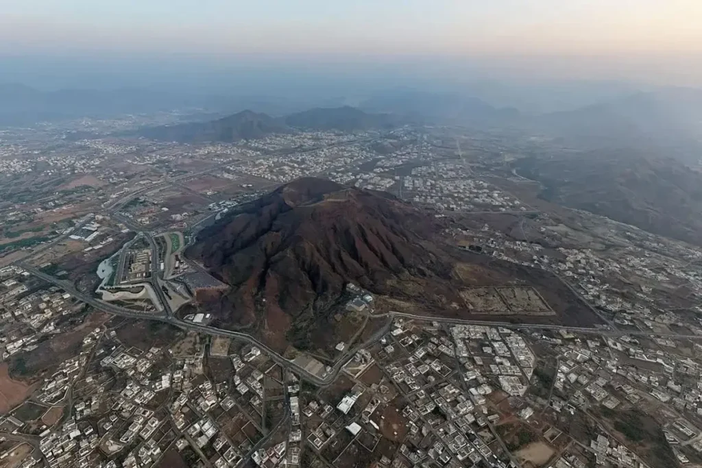 മഹായിലിലെ അല്ഹീല പര്വതം സന്ദര്ശകരെ ആകര്ഷിക്കുന്നു