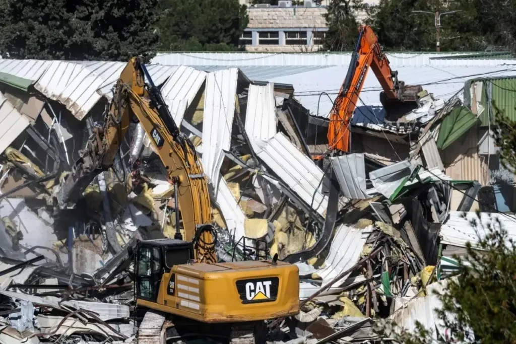 യു.എൻ ഏജൻസി ആസ്ഥാനം ബുൾഡോസർ ഉപയോഗിച്ച് തകർത്ത് ഇസ്രായിൽ; അന്താരാഷ്ട്ര നിയമങ്ങളുടെ ലംഘനമെന്ന് യു.എൻ