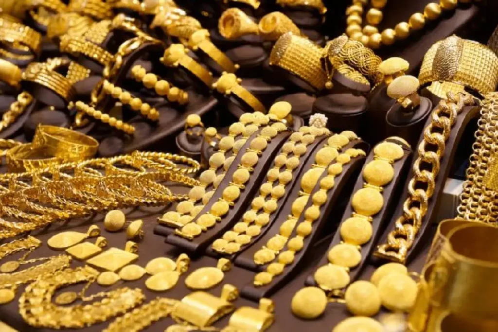 സ്വർണവിലയിൽ തീപ്പൊരി; പവൻ വില 1.21 ലക്ഷം കടന്നു, ഇന്ന് കൂടിയത് 2,360 രൂപ