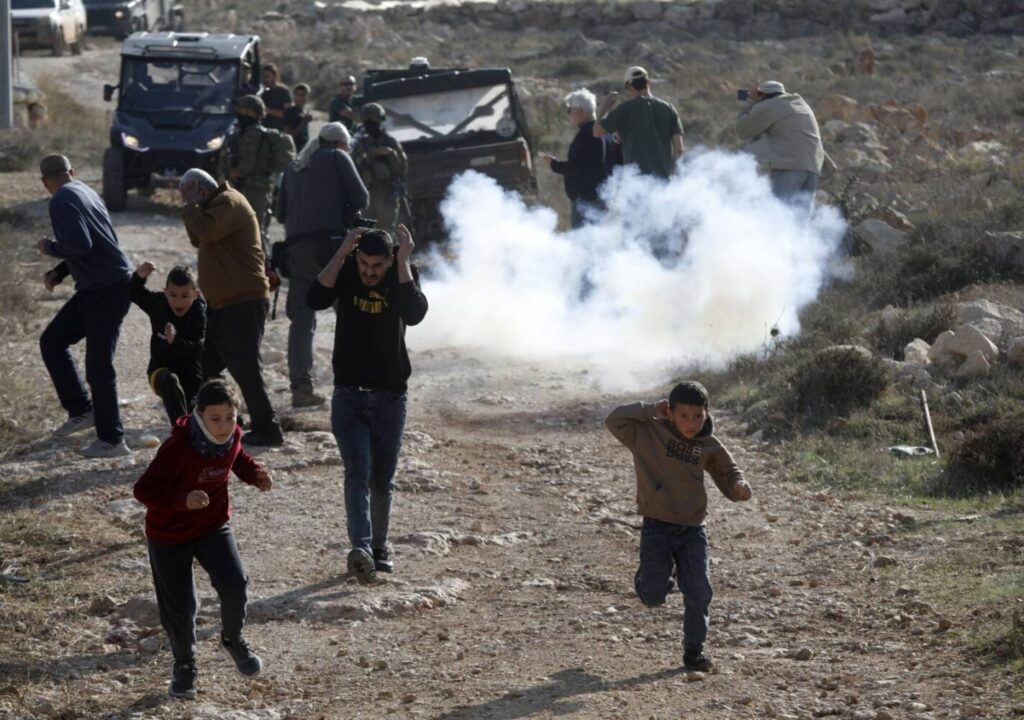 വെസ്റ്റ് ബാങ്കിലെ ജൂതകുടിയേറ്റക്കാര്ക്ക് ആയുധങ്ങള് നല്കാൻ ഇസ്രായില് സൈന്യം