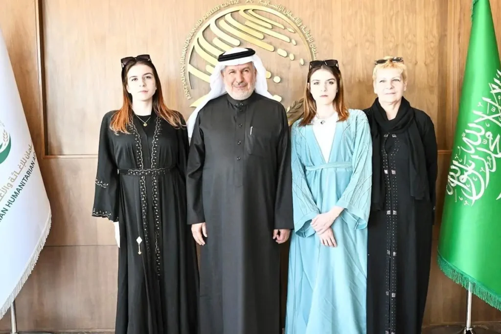 21 വര്ഷം മുമ്പ് തങ്ങളെ വേര്പ്പെടുത്തിയ അല്റബീഅയെ സന്ദര്ശിച്ച് പോളിഷ് സയാമിസ് ഇരട്ടകളായ ഓള്ഗയും ഡാരിയയും