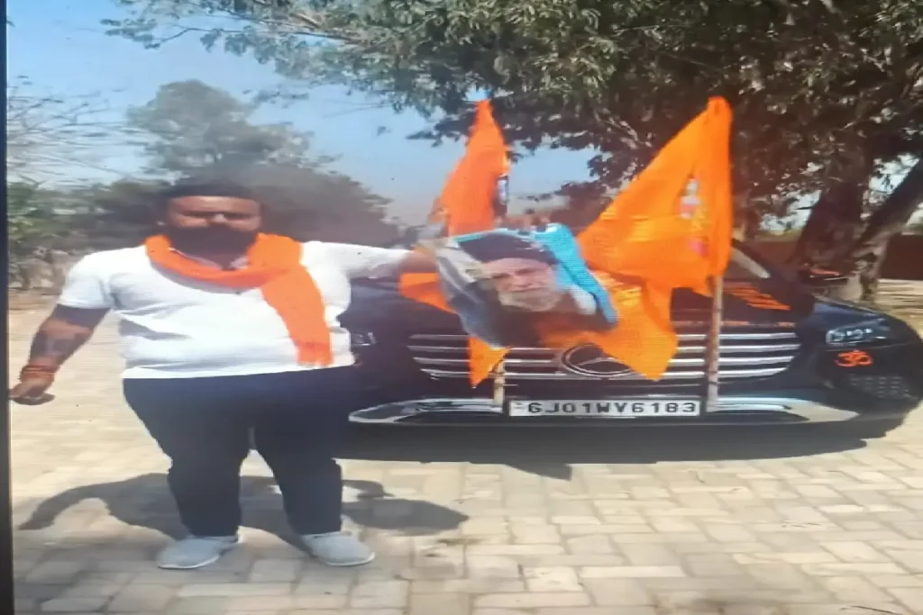 ആയത്തുല്ല ഖാംനഇയുടെ ചിത്രം കത്തിച്ച് തീവ്ര ഹിന്ദുത്വ പ്രവര്ത്തകന്