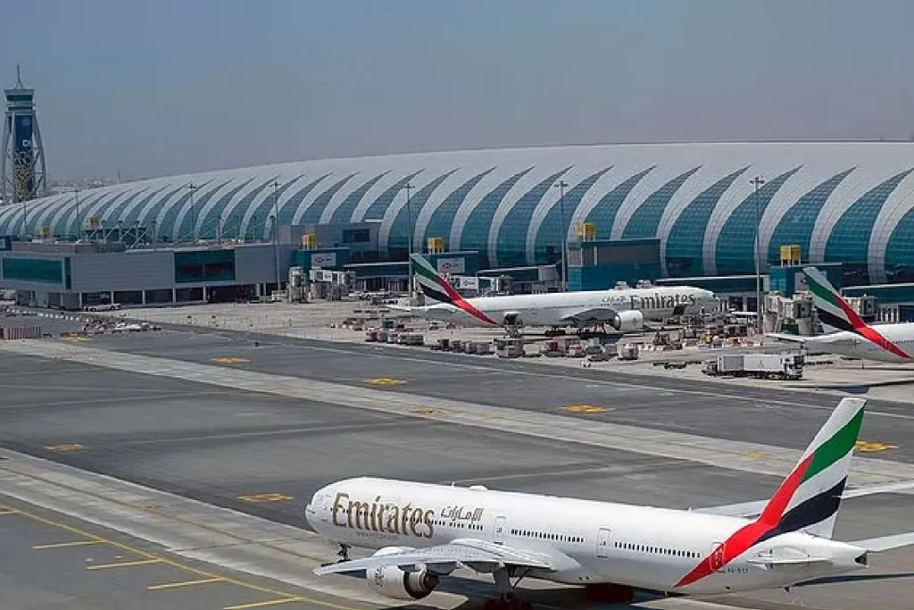 ദുബൈ വിമാനത്താവളത്തിലേക്കും തിരിച്ചുമുള്ള സര്വീസുകള് എമിറേറ്റ്സ് നിര്ത്തിവെച്ചു