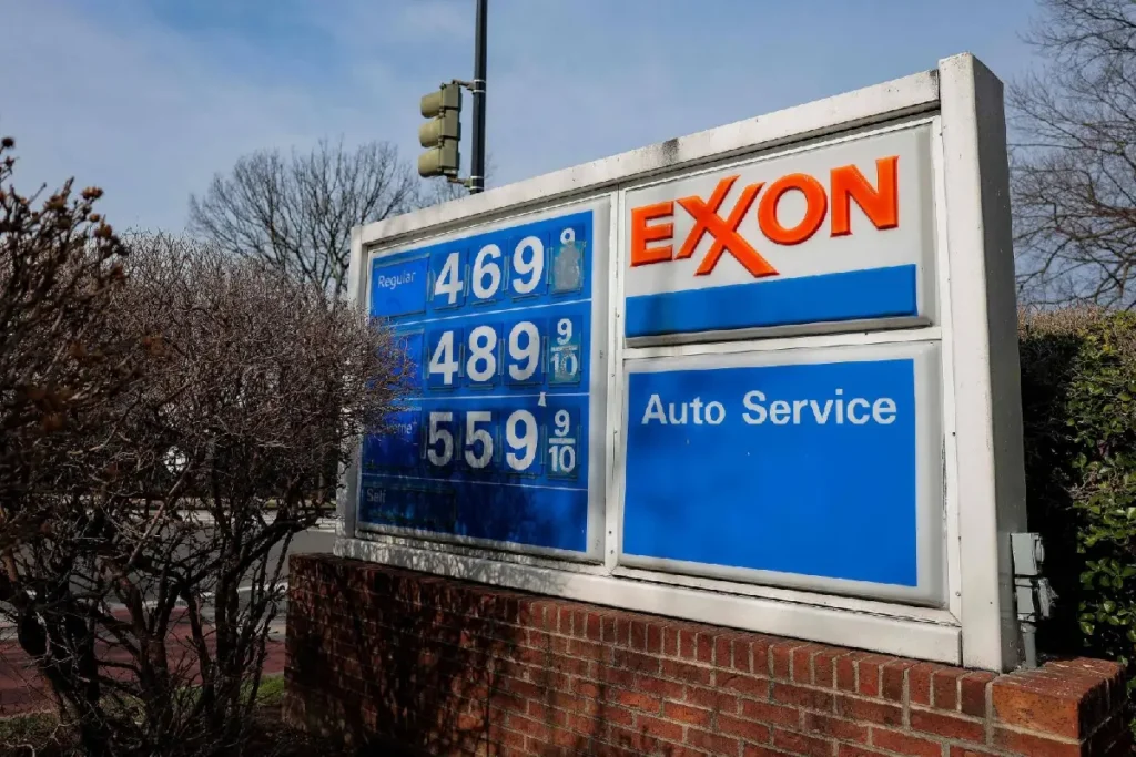 ഇന്ധന പ്രതിസന്ധി കൂടുതല് വഷളാകുമെന്ന് ട്രംപ് ഭരണകൂടത്തിന് മുന്നറിയിപ്പ് നൽകി യു.എസ് എണ്ണക്കമ്പനികൾ