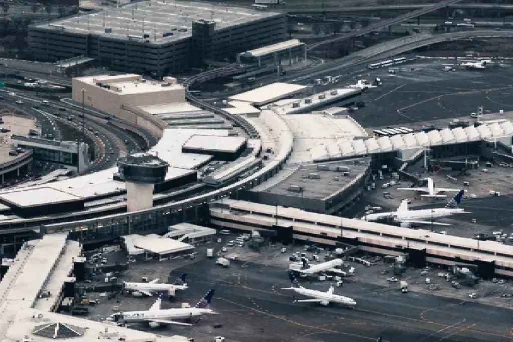 ന്യൂയോർക്ക് വിമാനത്താവളങ്ങളിൽ കനത്ത തിരക്ക്: യാത്രക്കാർ ദുരിതത്തിൽ