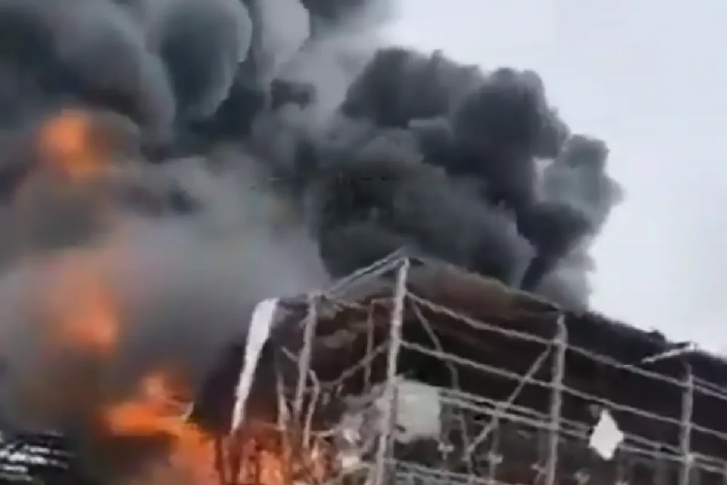 ഇസ്രായിലിലെ കെമിക്കൽ ഫാക്ടറിയിൽ ഇറാന്റെ മിസൈൽ ആക്രമണം; അപകടരമായ രാസവസ്തുക്കൾ വായുവിൽ കലർന്നതായി റിപ്പോർട്ട്