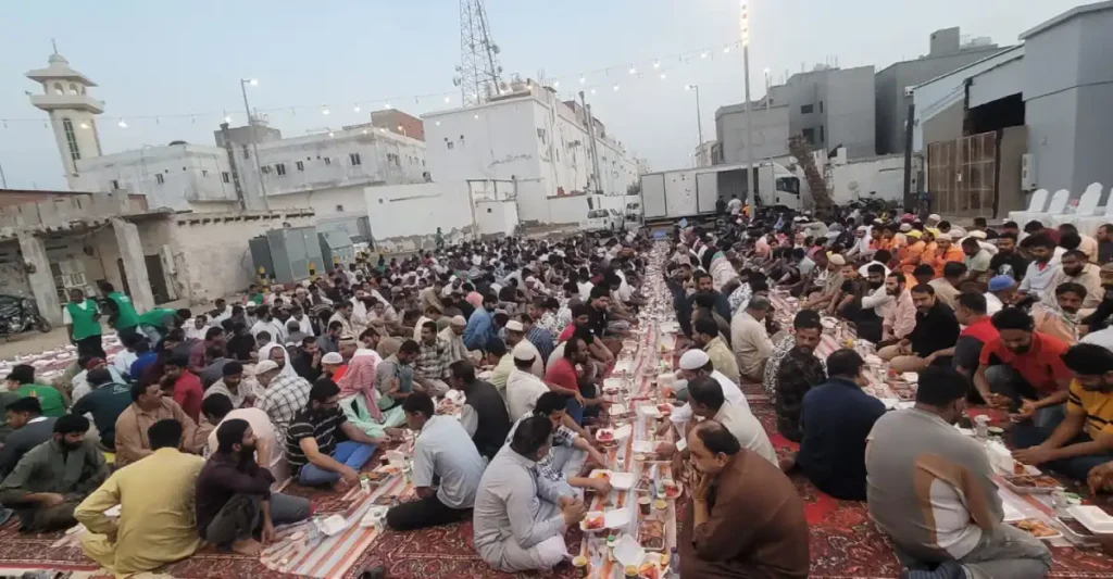 സൗഹൃദത്തിന്റെ വിരുന്നൊരുക്കി ഖുലൈസ് കെ.എം.സി.സി; ജനകീയ ഇഫ്താറിൽ സ്വദേശികളും വിദേശികളുമായി എണ്ണൂറോളം പേർ പങ്കെടുത്തു