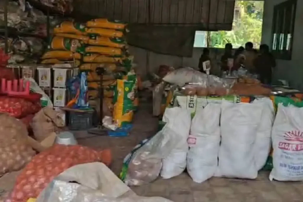 തൃശൂർ വാടാനപ്പള്ളിയിൽ ആയിരക്കണക്കിന് കിറ്റുകളുമായി ബിജെപി; തടഞ്ഞ് എൽഡിഎഫും യുഡിഎഫും