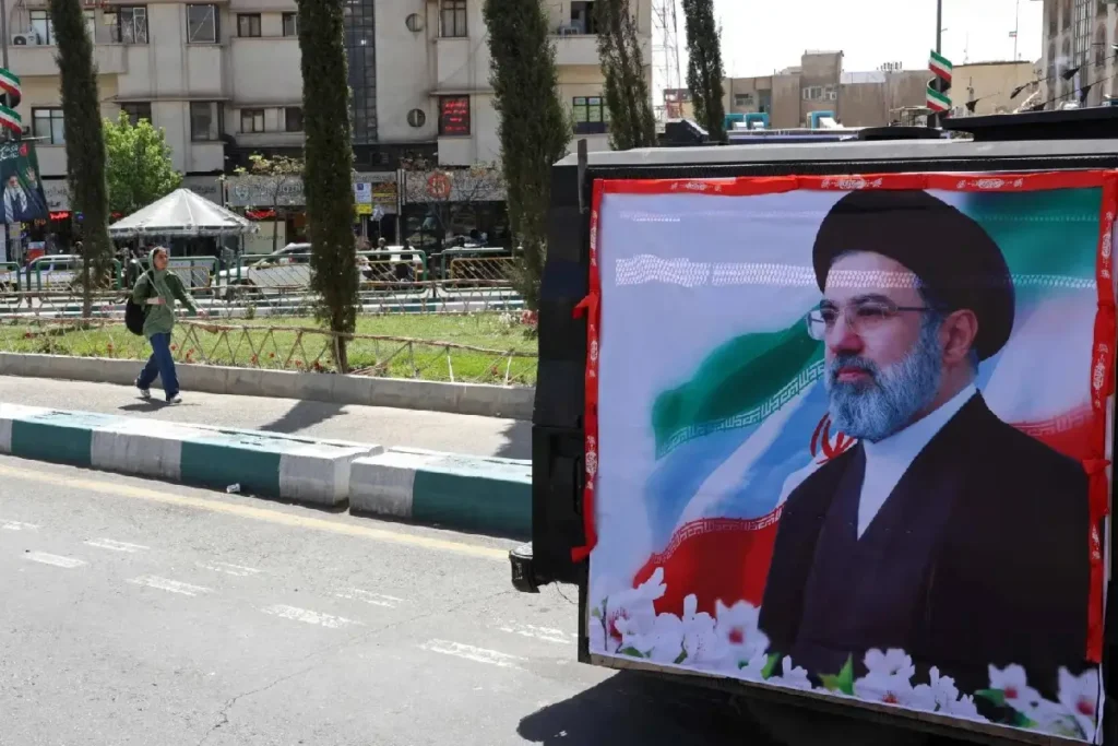 മുജ്തബ ഖാംനഇ അബോധാവസ്ഥയിലെന്ന് റിപ്പോർട്ട്; അലി ഖാംനഇയുടെ മഖ്ബറക്ക് അരികെ കൂടുതൽ ഖബറുകൾ ഒരുങ്ങുന്നത് ആർക്ക്?