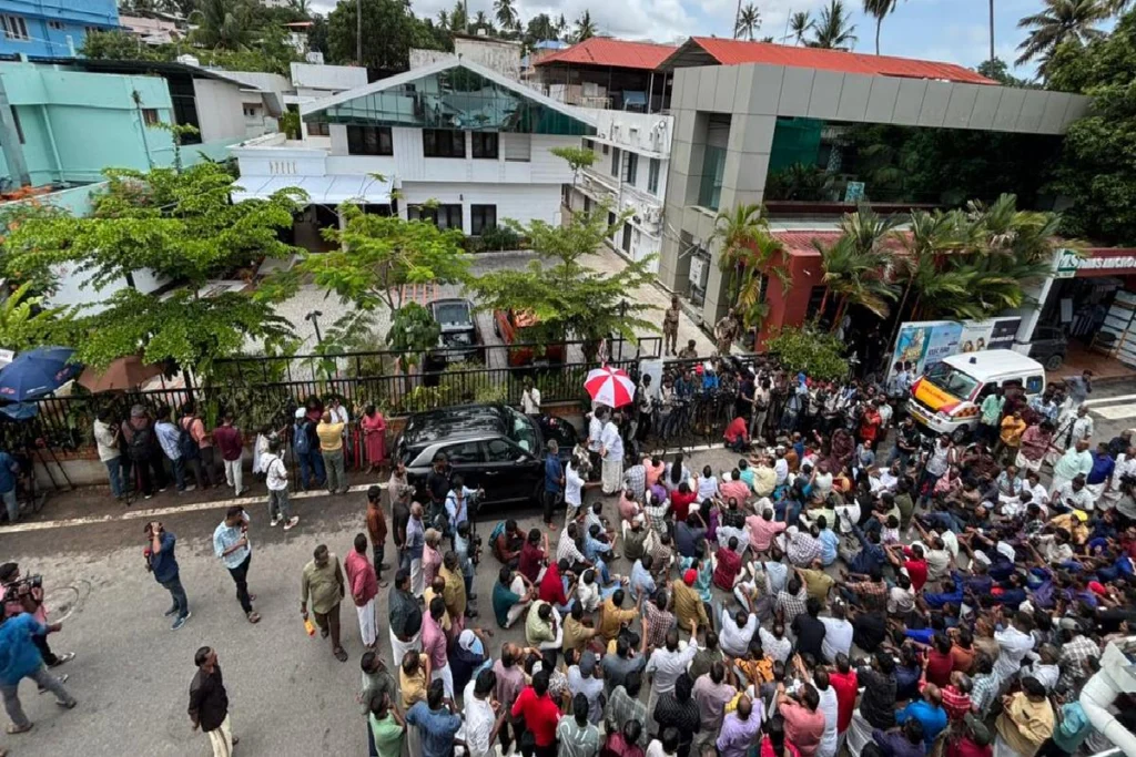 ഇ.ഡി റെയ്ഡിൽ കനത്ത് പ്രതിഷേധം; കോൺഗ്രസ്-ബിജെപി ‘ഡീൽ’ ആരോപണവുമായി സിപിഎം, വസതികൾ വളഞ്ഞ് പ്രവർത്തകർ