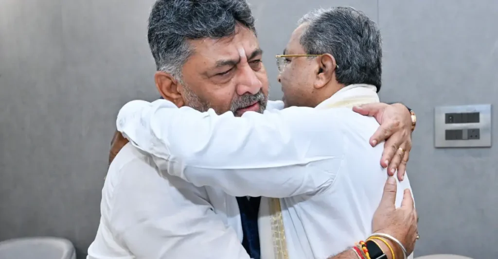 രാജി സ്ഥിരീകരിച്ച് കർണാടക മുഖ്യമന്ത്രി സിദ്ധരാമയ്യ, കാലിൽ തൊട്ട് വന്ദിച്ച് ഡി.,കെ ശിവകുമാർ
