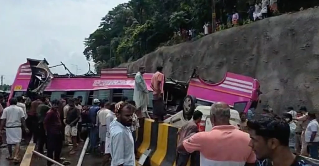 മലപ്പുറം കുറ്റിപ്പുറത്ത് ദേശീയ പാതയിൽ ബസ് ഡിവൈഡറിലിടിച്ച് നെടുകെ പിളർന്നു, ഒരാൾ മരിച്ചു