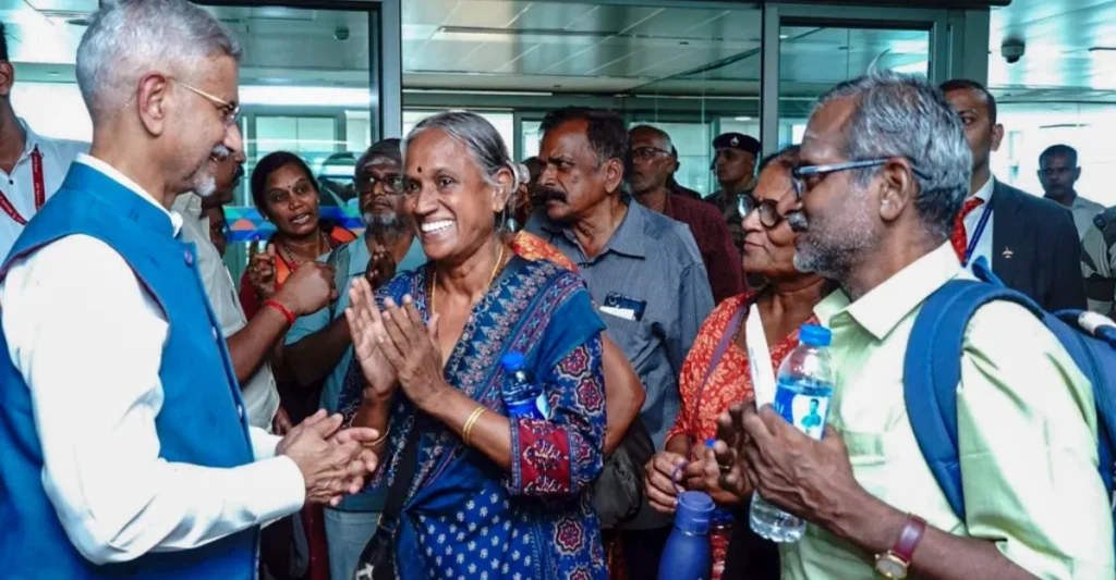 ചളി നിറഞ്ഞ കുന്നിൻ ചരിവിൽ സാരി ജീവരക്ഷാ വള്ളിയായി; നേപ്പാൾ പ്രളയദുരന്തത്തിൽ നിന്ന് 21 തമിഴ്നാട് തീർത്ഥാടകർക്ക് അത്ഭുത രക്ഷപ്പെടൽ