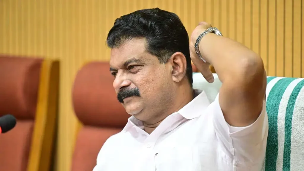 ‘എന്നെപ്പോലെ സ്വയംവഴി വെട്ടിയവര് ഉണ്ടെങ്കില് വരൂ, നമുക്ക് സംസാരിക്കാം’വെല്ലുവിളിച്ച് അന്വര്