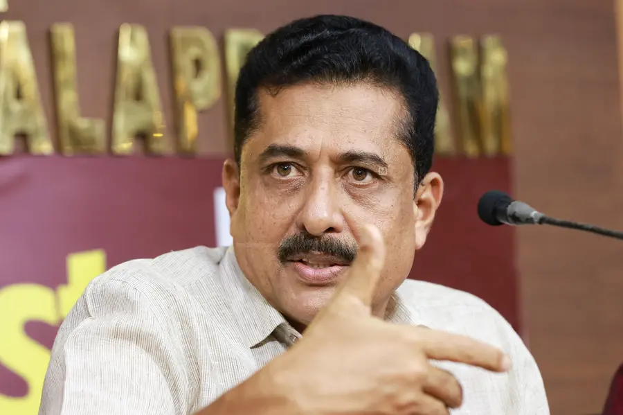 വി ഡി സവര്ക്കറെ പുകഴ്ത്തിയ വിവാദ ചോദ്യാവലിയില് കര്ശന നടപടിക്ക് നിര്ദേശം നല്കി വിദ്യാഭ്യാസ മന്ത്രി എന് ഷംസുദ്ദീന്