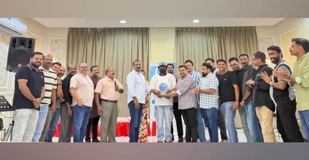 വിജേഷ് വിജയന് ടി.എസ്.എസ് ജിദ്ദയുടെ ആദരം സമർപ്പിച്ചു